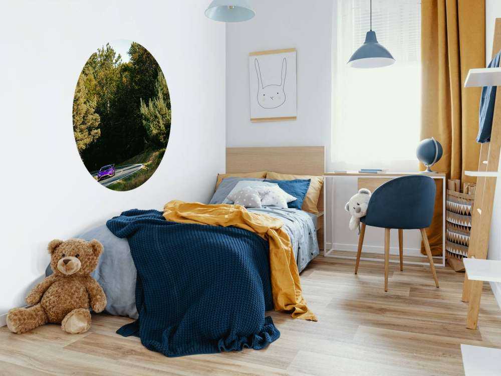 Paarse Lamborghini Huracán in boslandschap