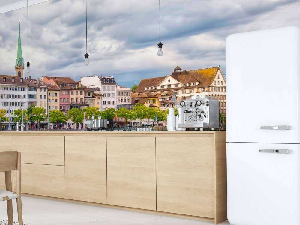 Kleurrijke gevels aan stadsrivier