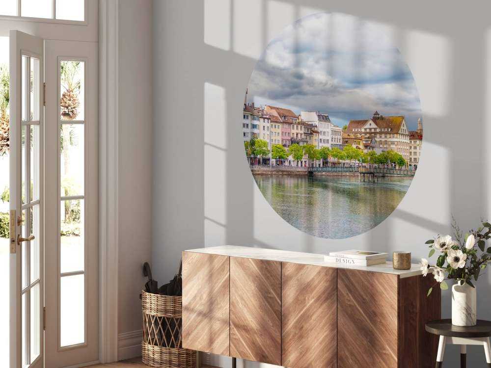 Kleurrijke gevels aan stadsrivier