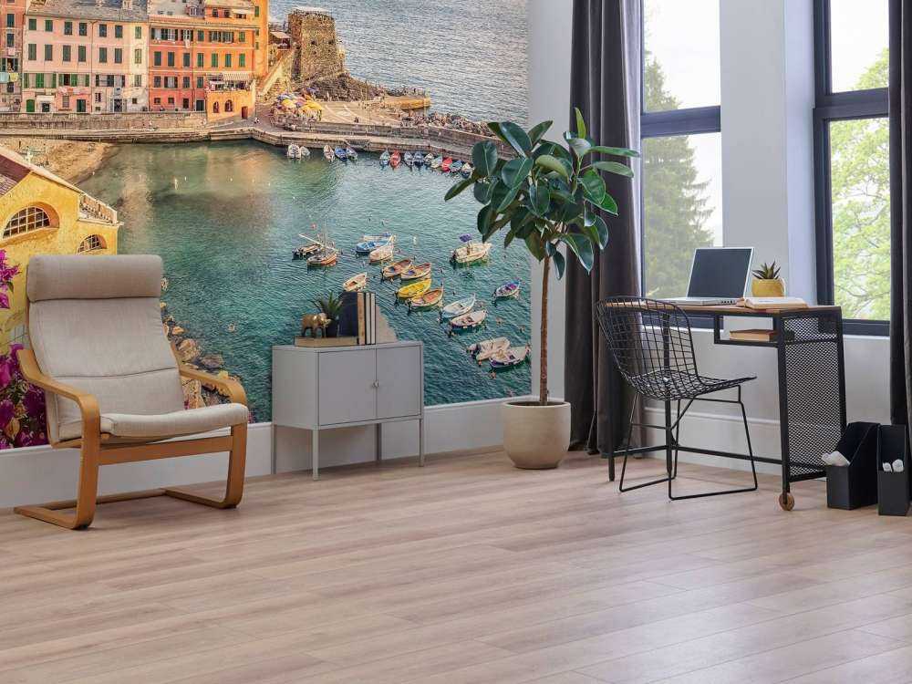 Zomerlicht over kleurrijke havenstad