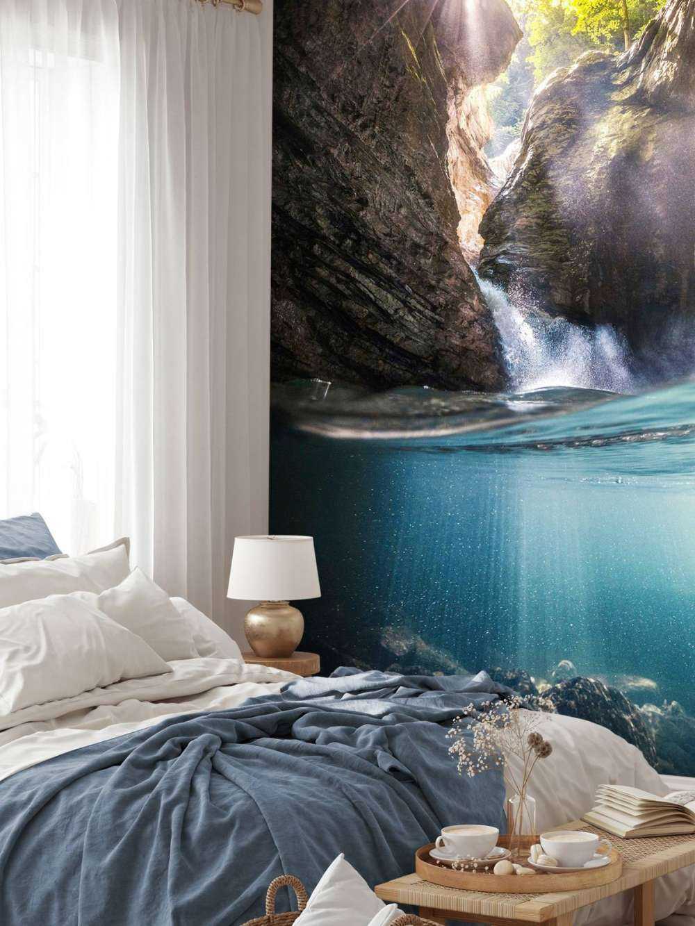 Zonlicht in bergkloof met waterval