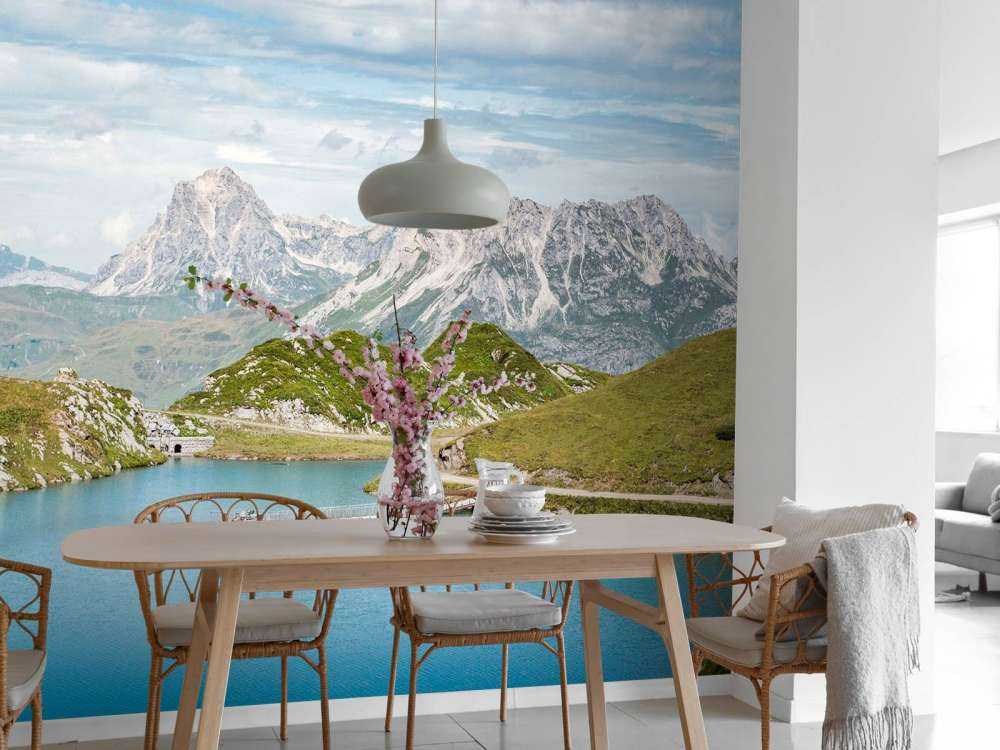 Helder bergmeer in zomervallei