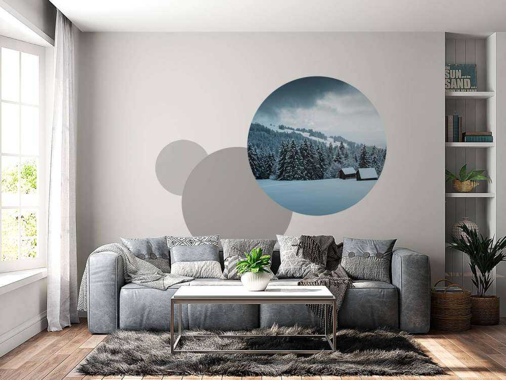 Besneeuwd dennenbos met houten hutten