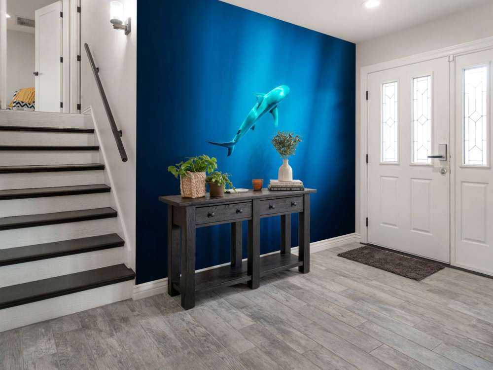 Haai in diepblauw oceaanlicht