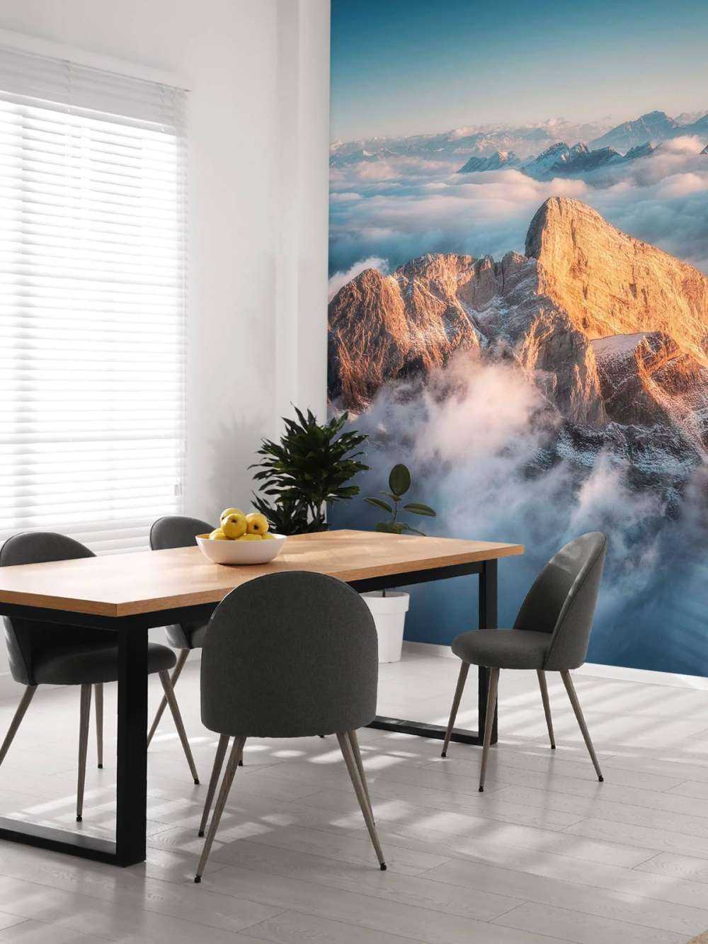 Gouden bergtop in ochtendmist