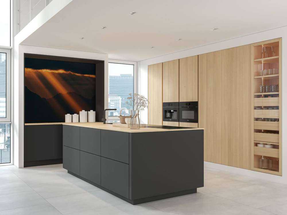 Gouden zonnestralen over bergsilhouet