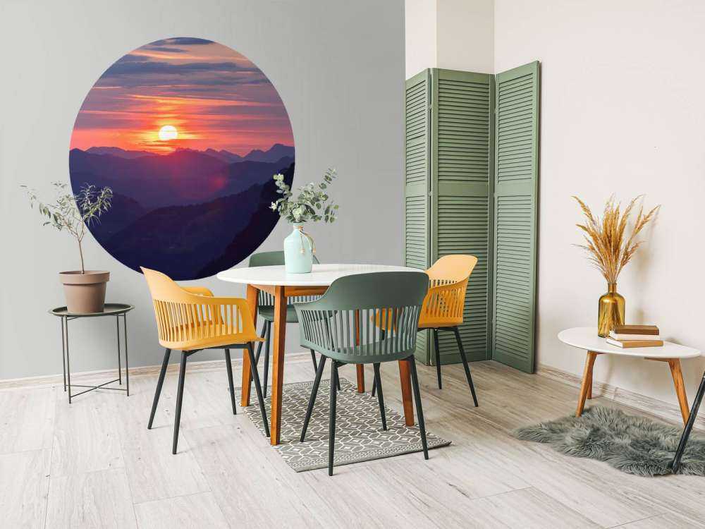 Zonsondergang boven paarse berglagen