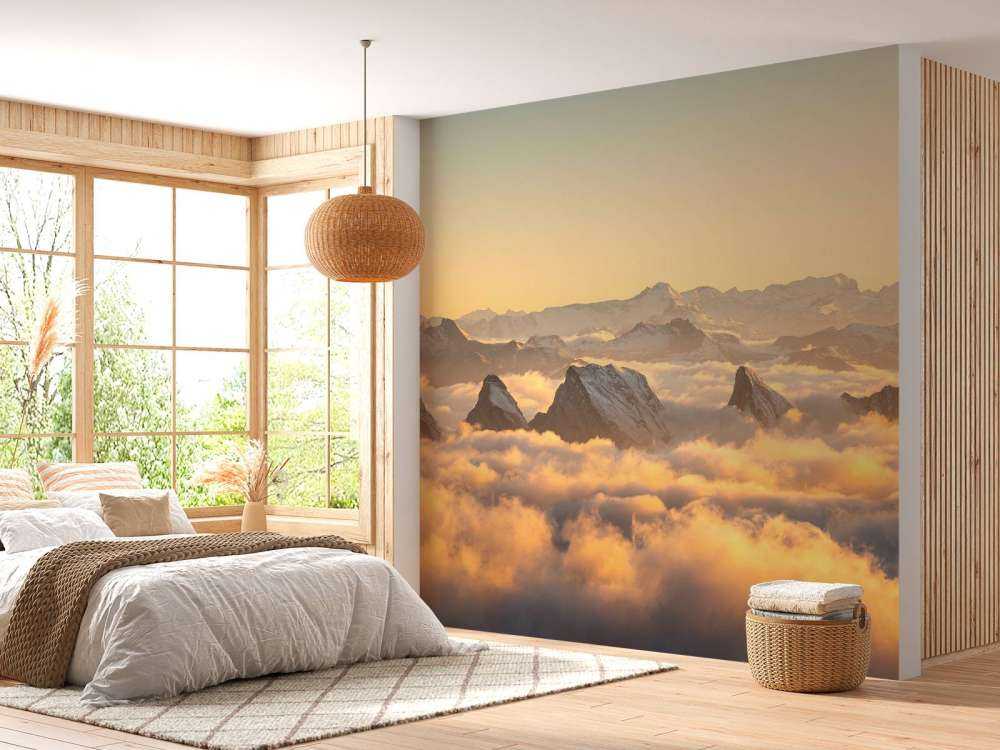 Bergpieken boven gouden wolkenzee