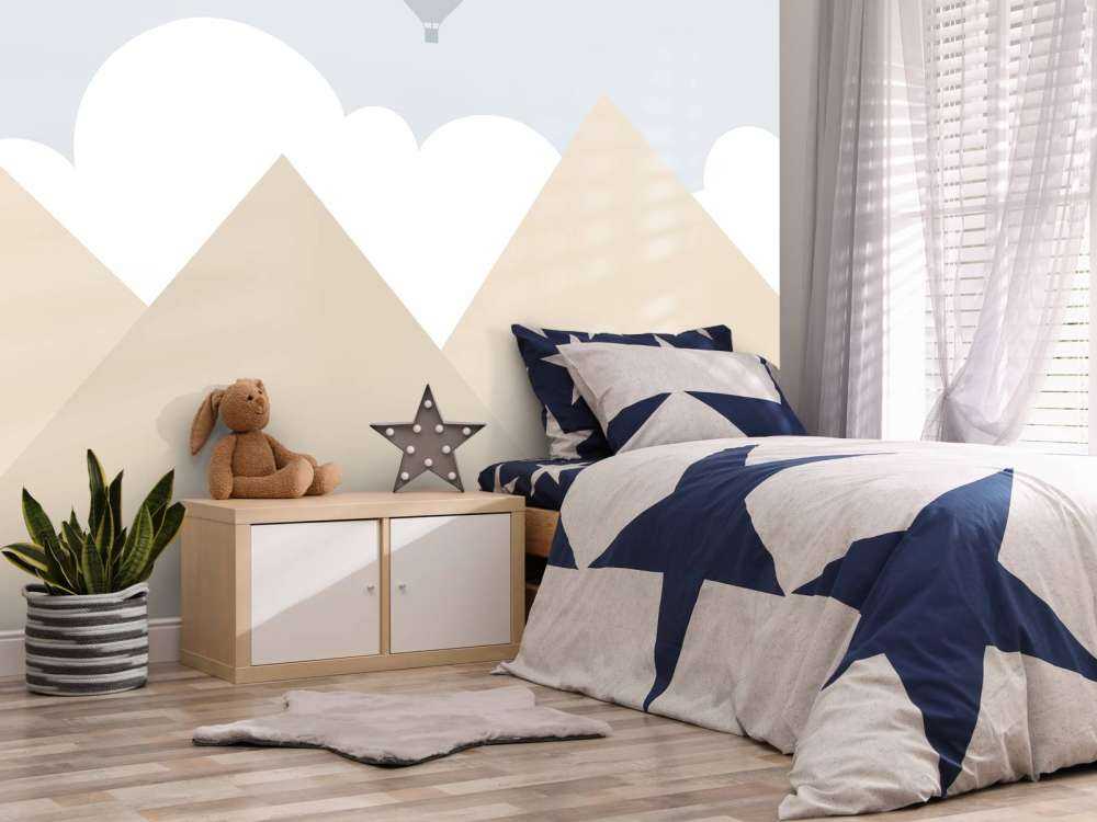 Hoge bergen met luchtballonnen