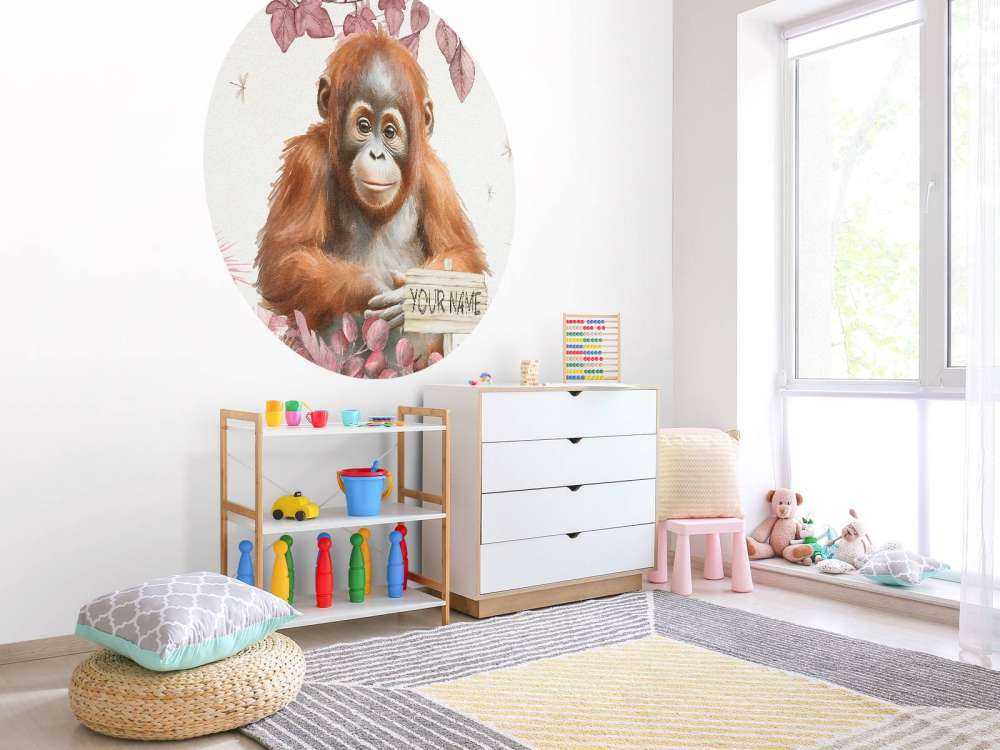 Jonge orang-oetan in de jungle roze