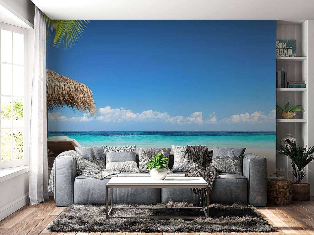 Stoelen en parasol op tropisch strand