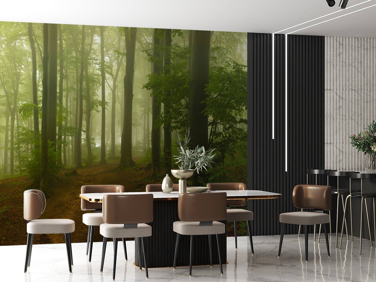 Pad door mistig groen bos
