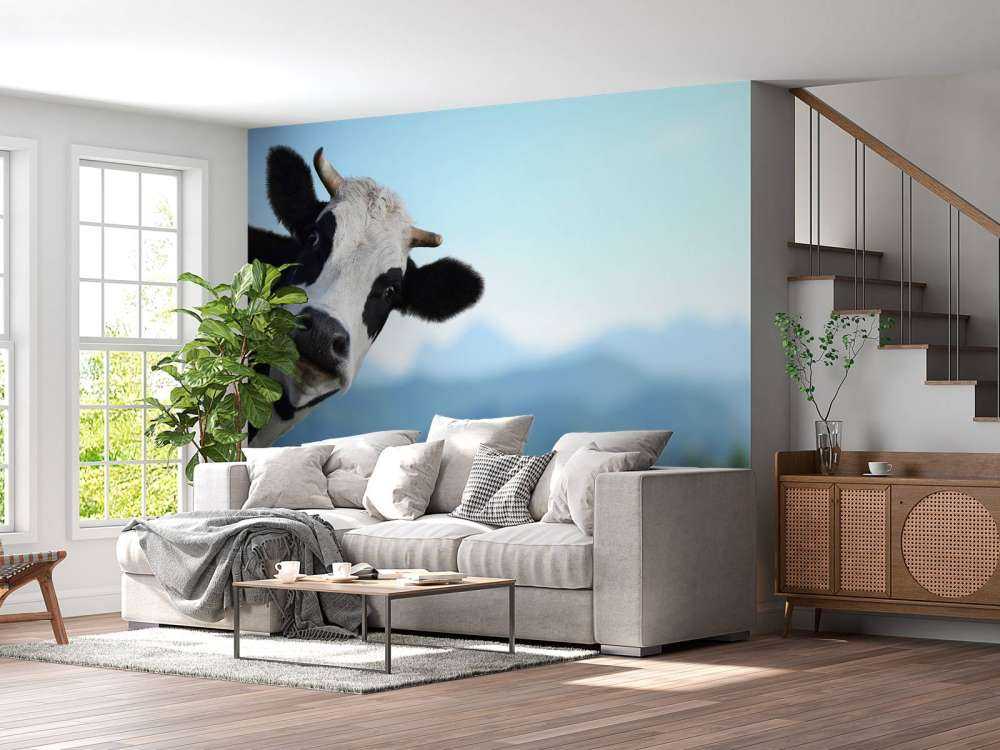 Grappige koe met berg op achtergrond