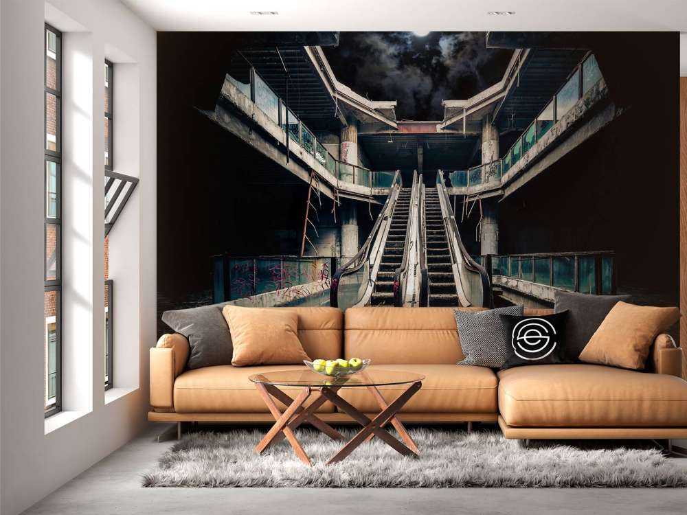 Verlaten gebouw met roltrappen bij volle maan