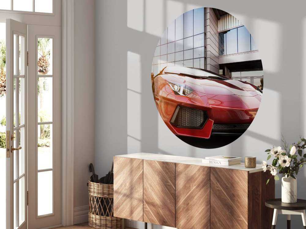 Rode sportwagen in een moderne stedelijke omgeving