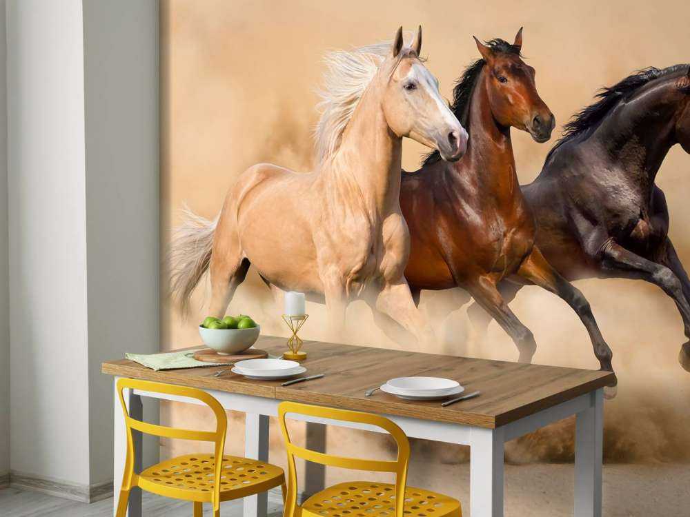 Rennende paarden in de woestijn