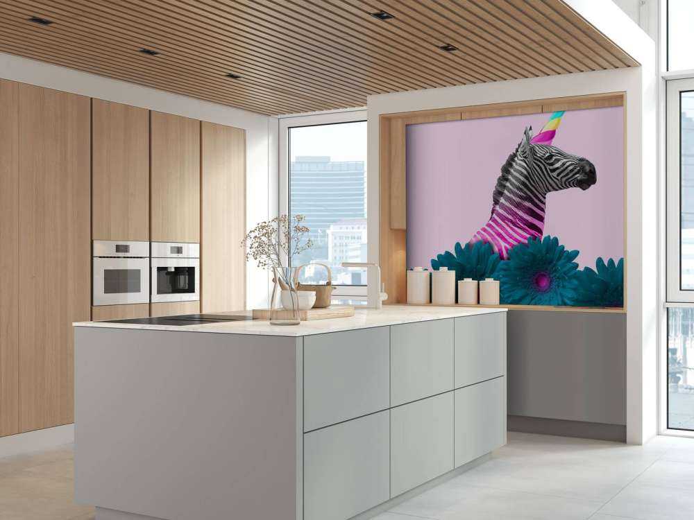 Kruising van een zebra en eenhoorn met blauw-paarse bloemen