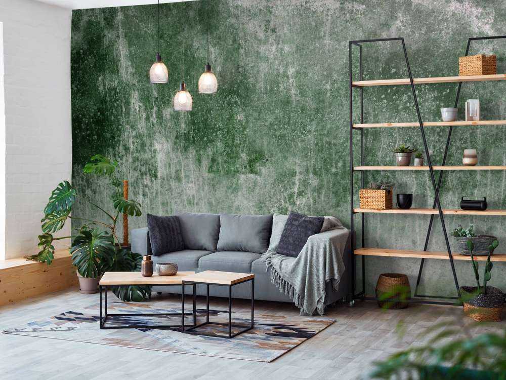 Oude verweerde groene muur