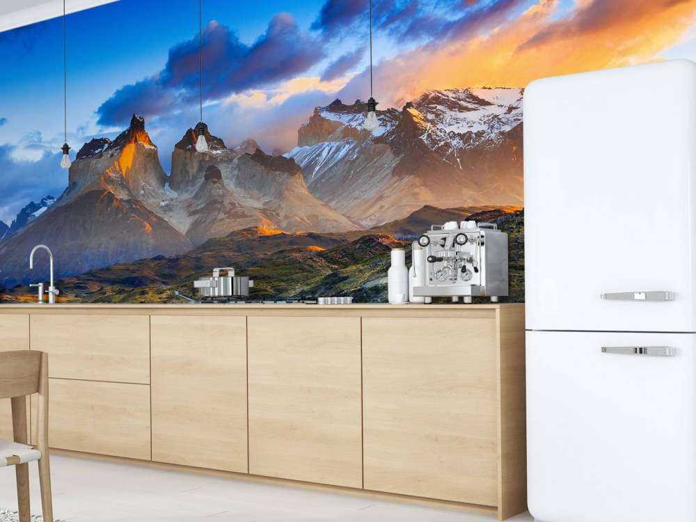 Vulkaan met een meer op de voorgrond