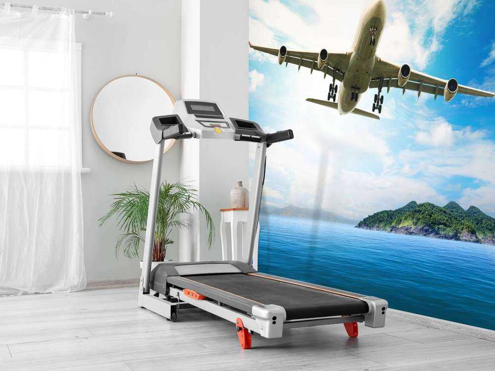 Passagiersvliegtuig boven een tropische zee