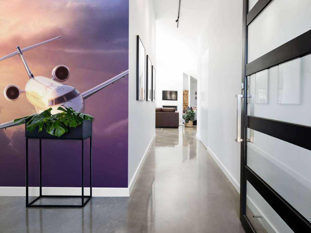 Witte vliegtuig bij zonsondergang