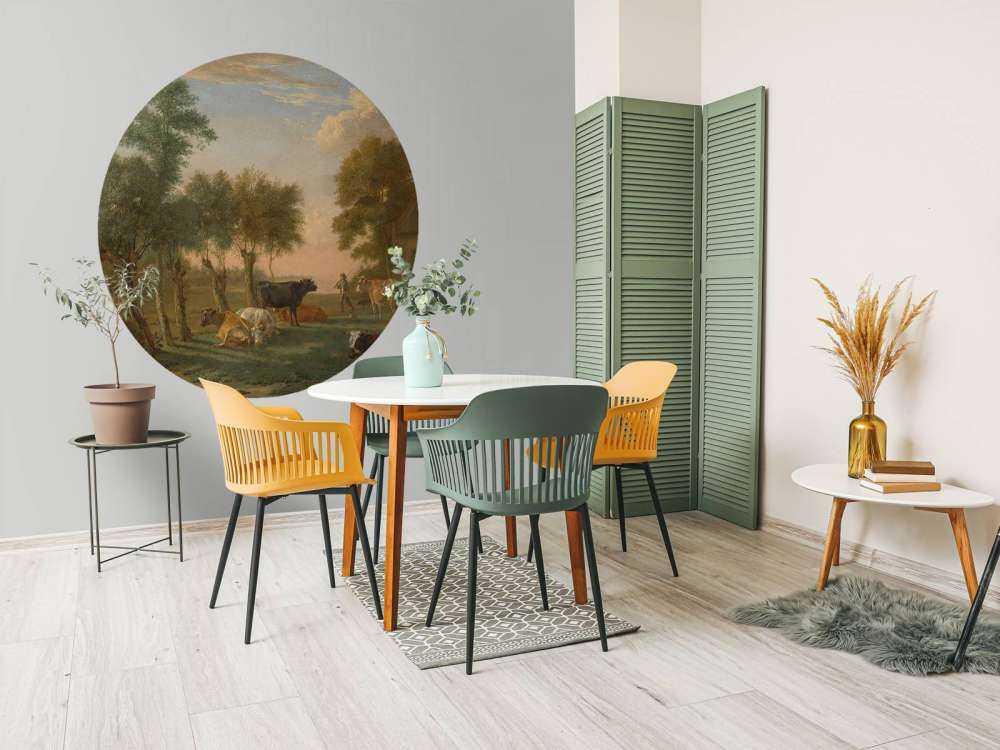 Koeien in de wei bij een boerderij