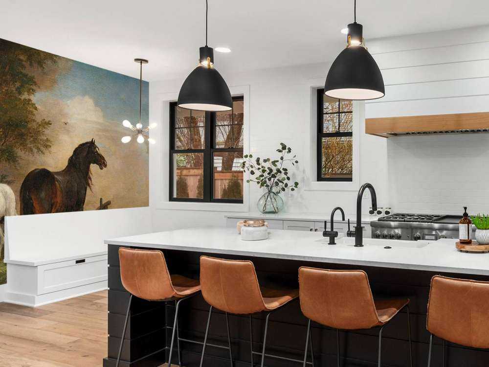 Twee paarden in de weide bij een hek