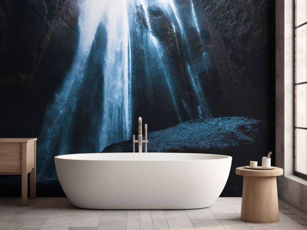 Waterval naar een donkere grot