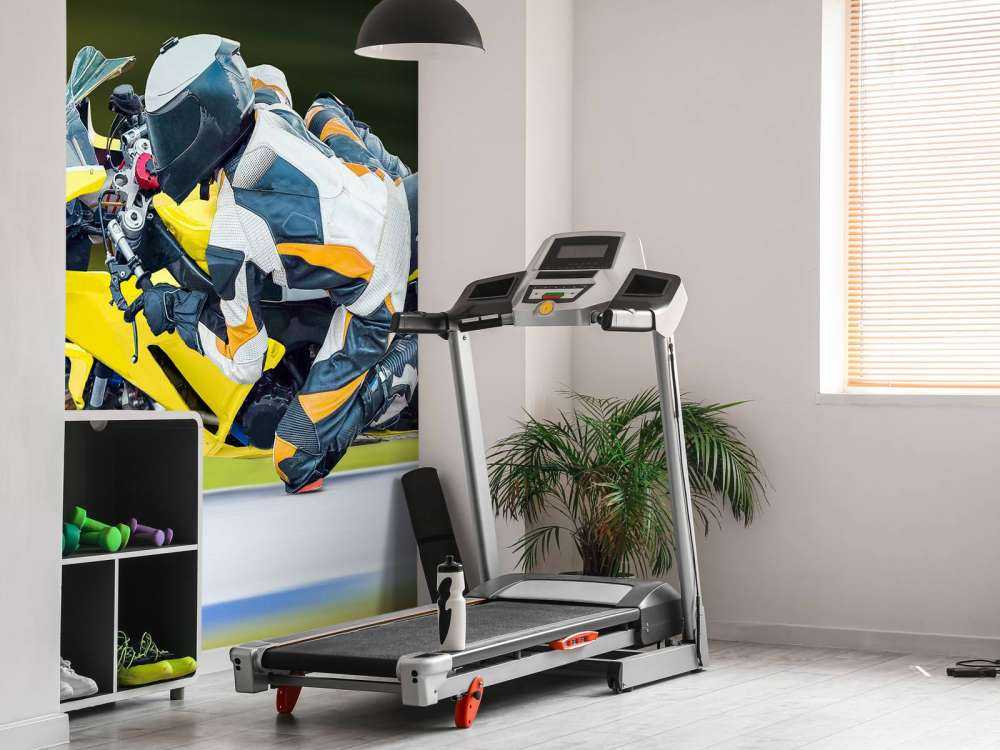 Gele motor maakt een scherpe bocht