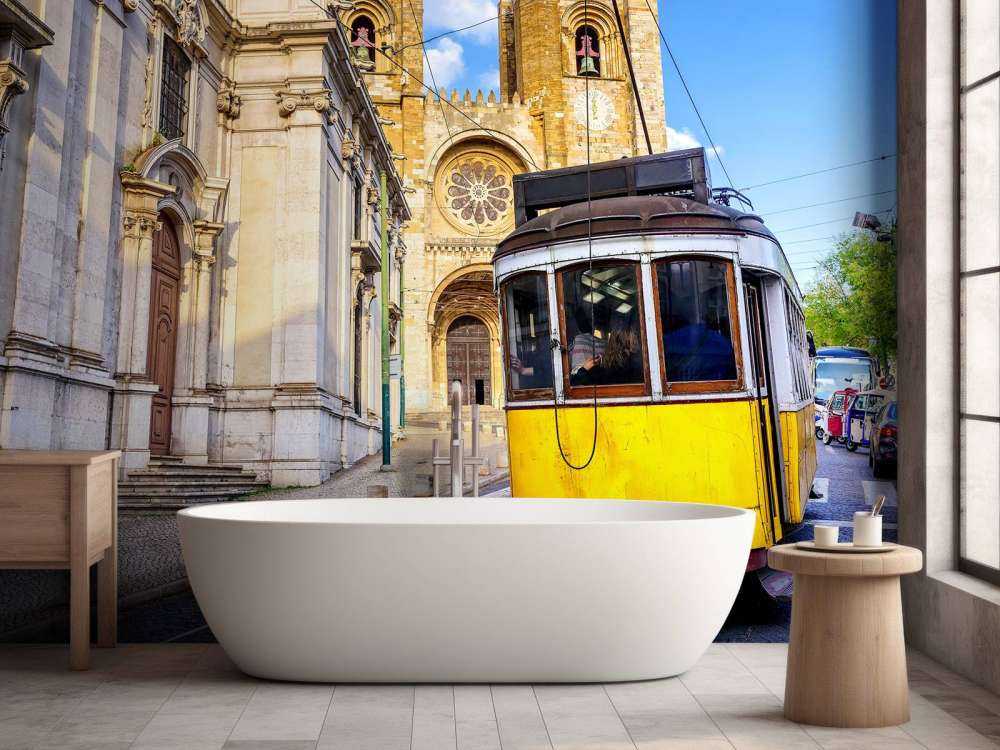 Oude gele tram in Lissabon