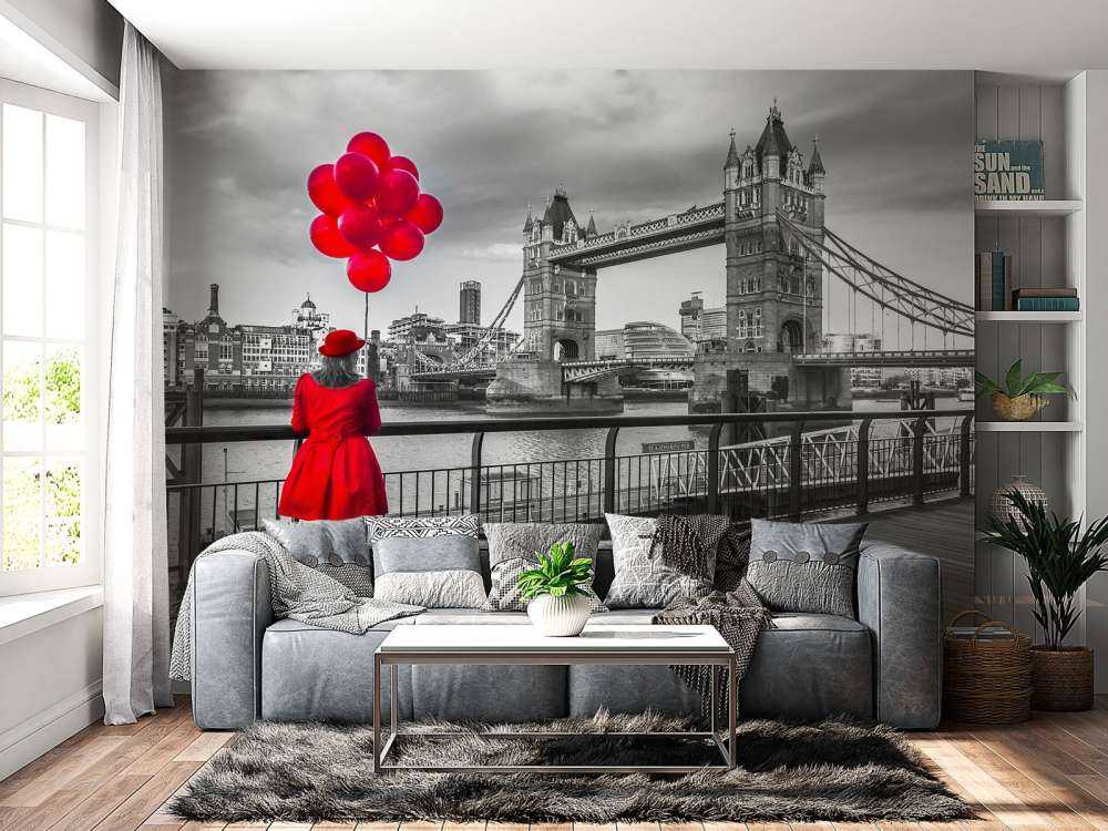 Vrouw bij de Tower bridge