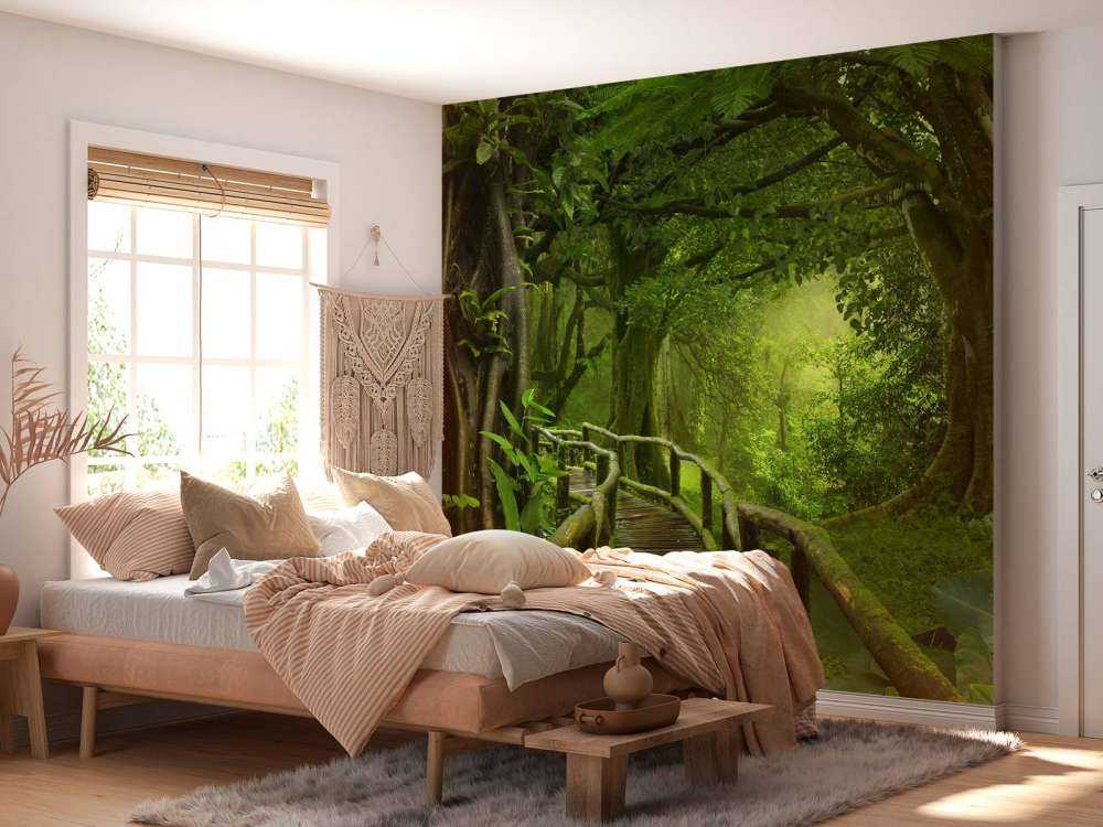 Houten brug door een groene jungle