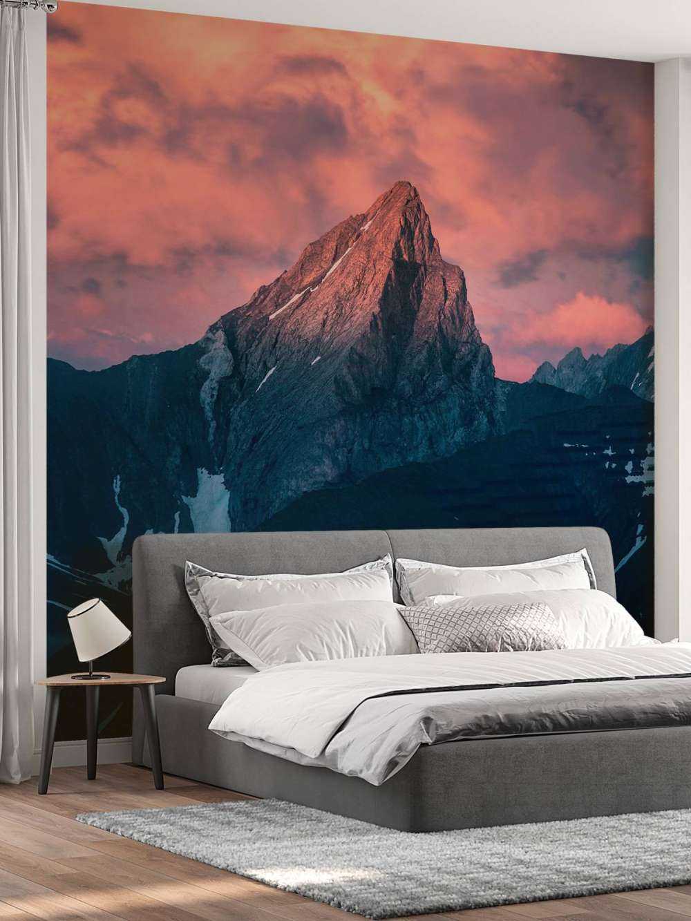 Bergspits in vurige schemer