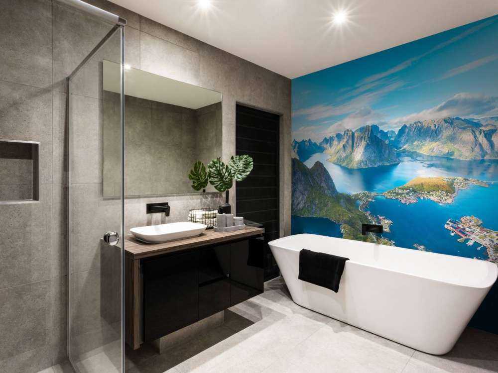 Bergmeer en fjorddorp in zonlicht