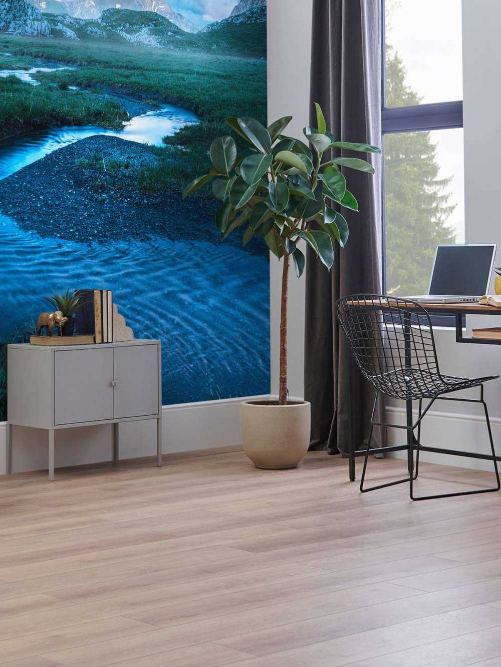 Bergbeek onder blauwe avondlucht