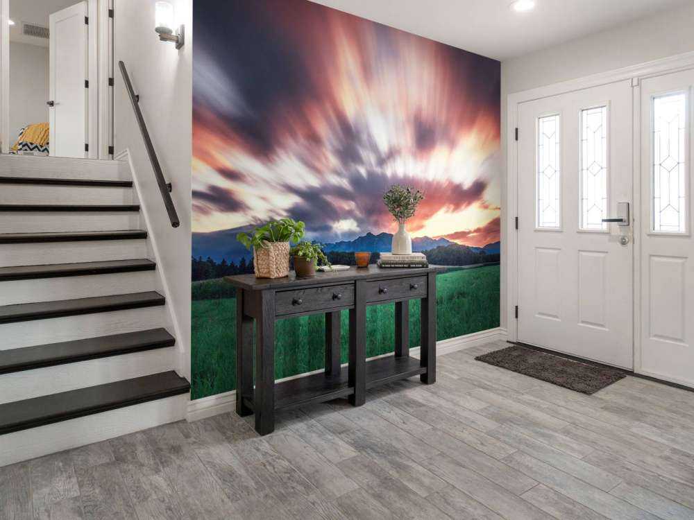 Zonsondergang boven groene vlakte