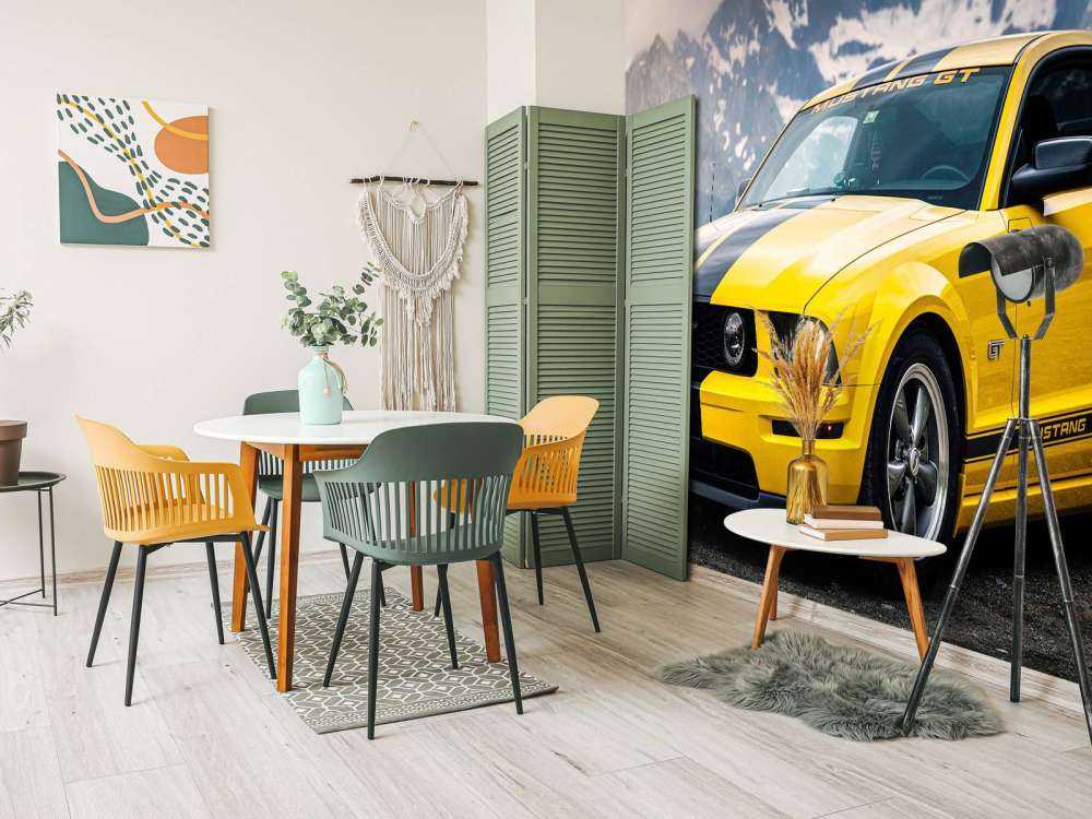 Gele mustang in berglandschap