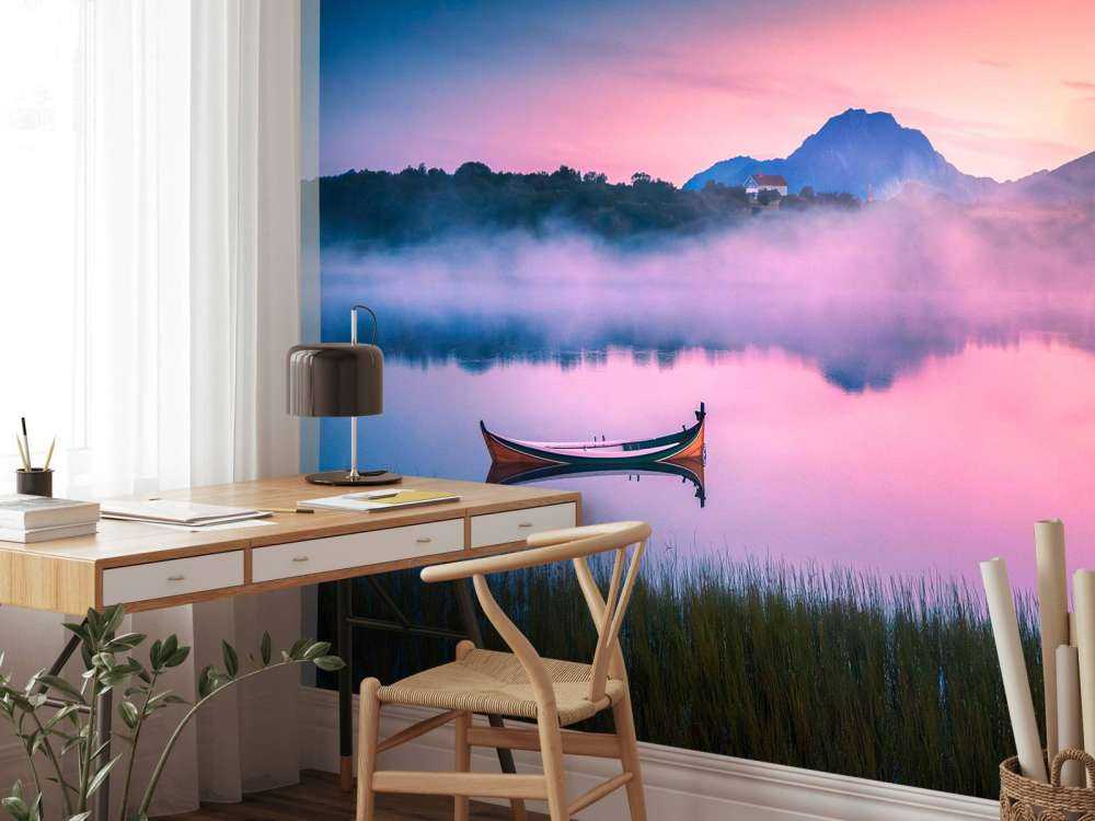 Mistige zonsopgang aan het meer