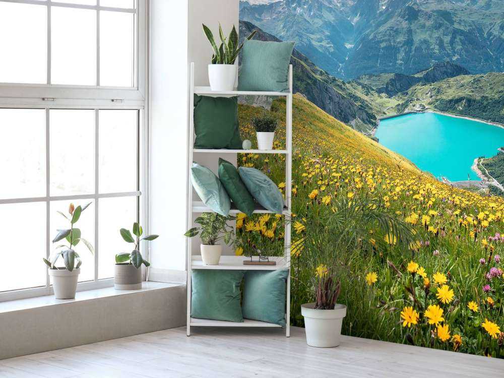 Bloemenweide boven turquoise bergmeer