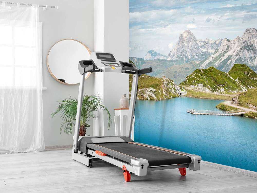 Helder bergmeer in zomervallei