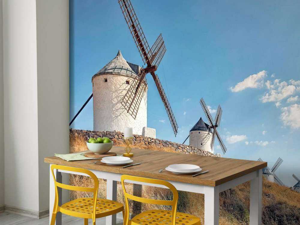 Zomerheuvel met witte windmolens