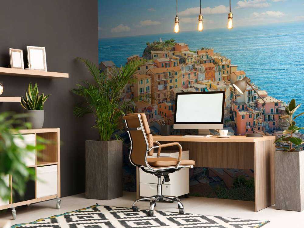 Pastelkust onder azuurblauwe hemel