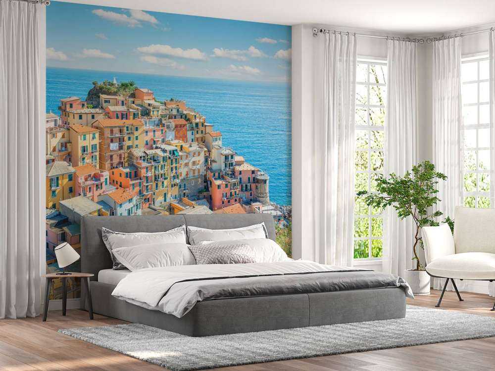 Pastelkust onder azuurblauwe hemel