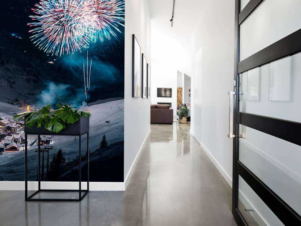 Vuurwerk boven winters bergdorp