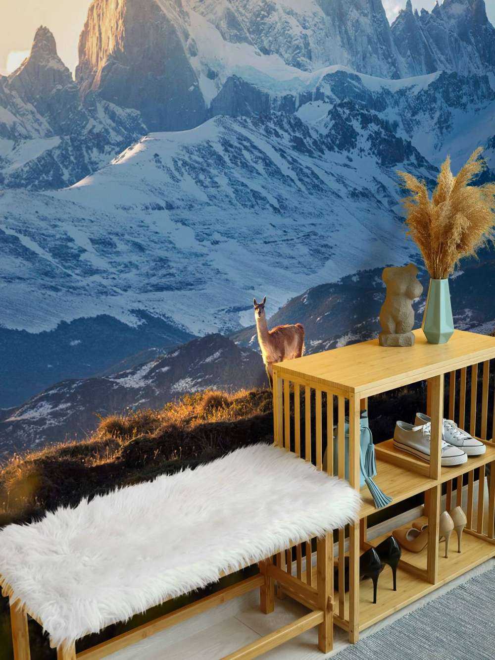 Guanaco voor besneeuwde patagonische bergtoppen