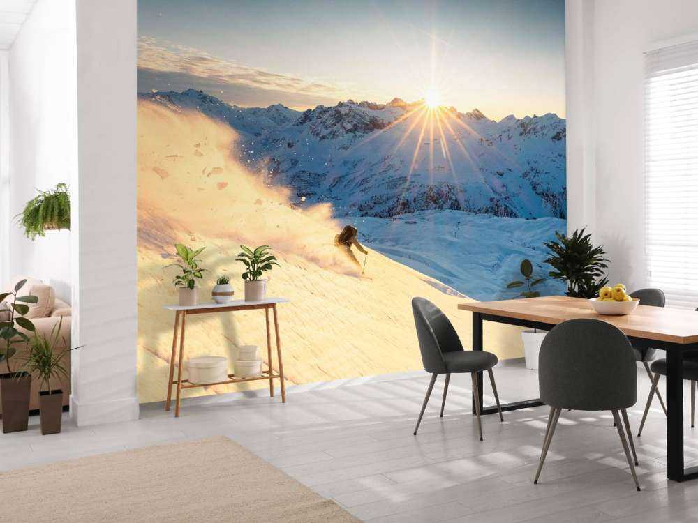 Skier in zonovergoten alpenpanorama