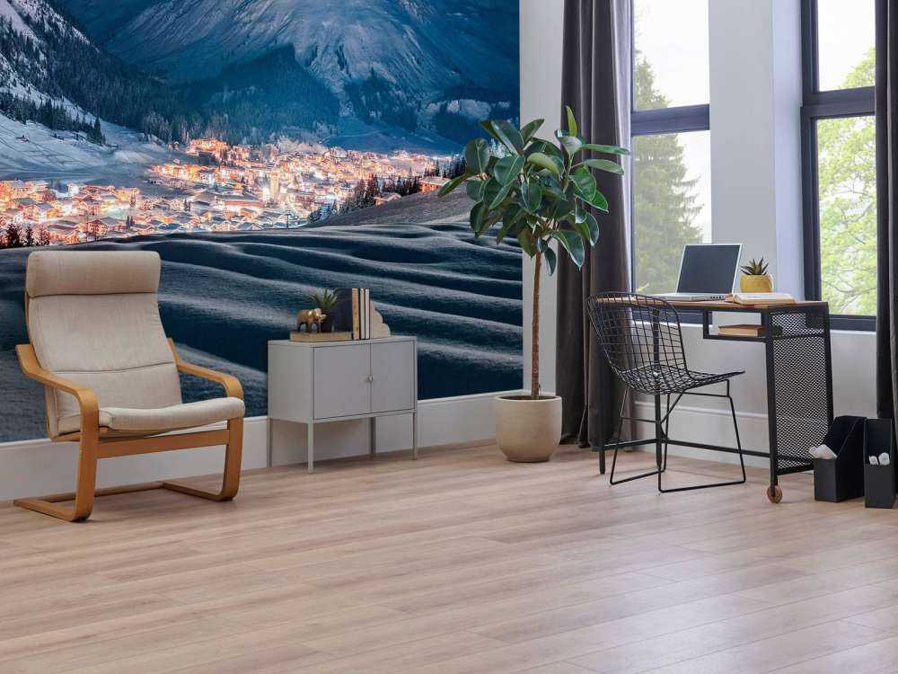 Winterdorp onder maanlicht in alpenvallei