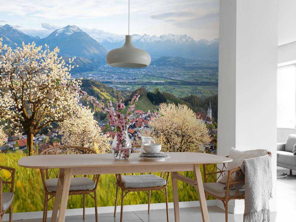 Bloesemheuvels met alpenuitzicht