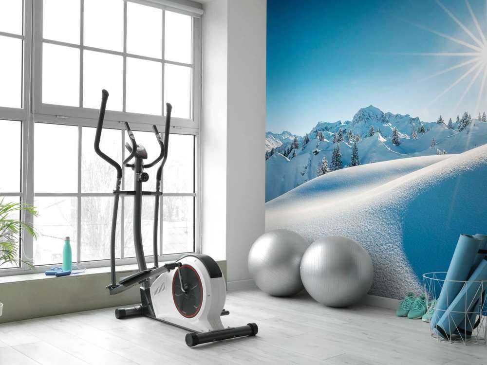 Zonlicht over glinsterende sneeuwheuvels