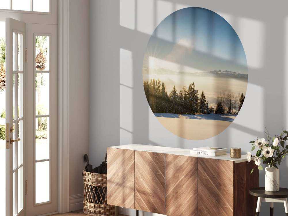 Zonsopkomst boven besneeuwd dennenbos